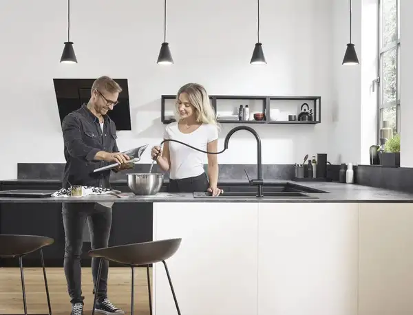 Смеситель для кухни Hansgrohe Talis M54 210 (цвет - чёрный матовый), с вытяжным душем (72801670) фото 4 Aquada.com.ua