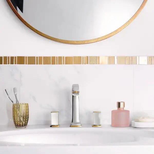 Смеситель для раковины на 3 отверстия Hansgrohe Metropol Classic (цвет - хром/золото), с донным клапаном (31305090) фото 2 Aquada.com.ua