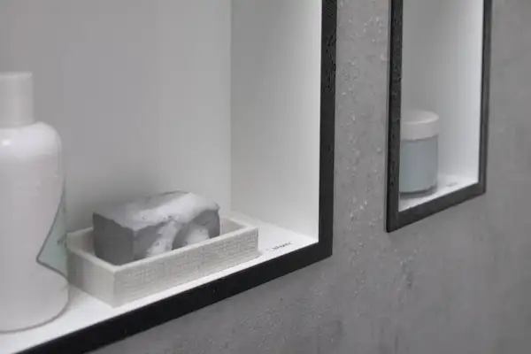 Настенная ниша с дизайнерской рамкой Hansgrohe XtraStoris Individual 30 х 15 х 10 см, чёрный матовый (56096670) фото 3 Aquada.com.ua