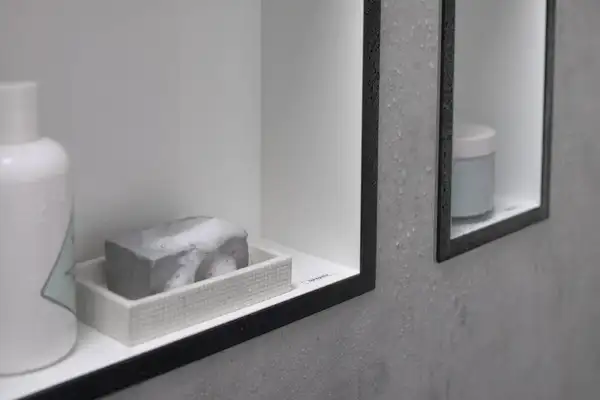 Настенная ниша с дизайнерской рамкой Hansgrohe XtraStoris Individual 30 х 30 х 10 см, чёрный матовый (56099670) фото 3 Aquada.com.ua