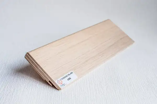 Плінтус 82x16 мм, шпон нат. дерева 496, Lucciano (173/082QC16L496)