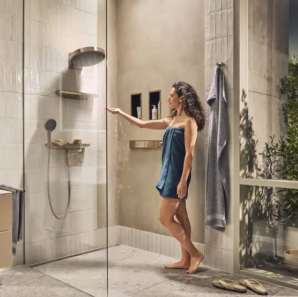 Настенный держатель Porter 500 с полкой левый Hansgrohe Porter E (цвет - шлифованный чёрный хром) 26843340