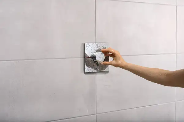 Термостат на 2 потребителя со встроенной защитной комбинацией EN 1717 Hansgrohe ShowerSelect Comfort E (цвет - хром) 15578000