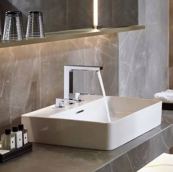 Змішувач для умивальника на 3 отвори Hansgrohe Metropol 160 із зливним клапаном Push-Open, чорний хром (32515340)