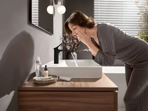 Смеситель для раковины Hansgrohe Vivenis (цвет - чёрный матовый), с донным клапаном (75020670) фото 3 Aquada.com.ua