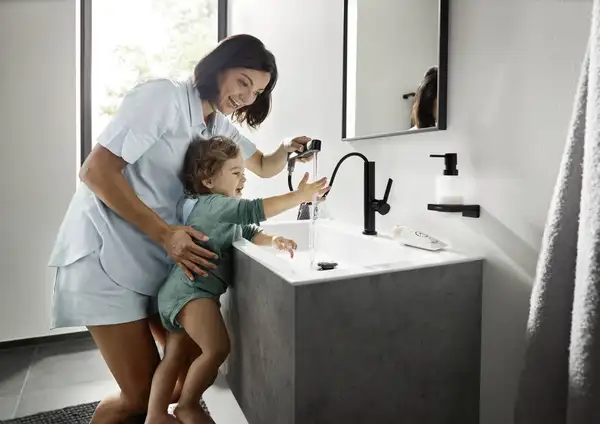 Смеситель для раковины высокий, с вытяжным душем, 2 вида струи Hansgrohe Finoris (цвет - чёрный матовый), с донным клапаном Push Open (76063670) фото 4 Aquada.com.ua