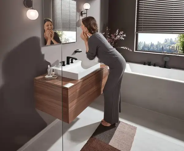 Смеситель на борт ванны Hansgrohe Vivenis (цвет - чёрный матовый), с душевым гарнитуром (75444670) фото 2 Aquada.com.ua
