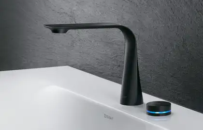 Электронный смеситель для раковины на 2 отверстия с питанием от сети Duravit D.1 (цвет - чёрный матовый), без донного клапана (D11100007046) фото 2 Aquada.com.ua