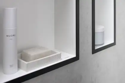 Настенная ниша с дизайнерской рамкой Hansgrohe XtraStoris Individual 30 х 15 х 10 см, чёрный матовый (56096670) фото 4 Aquada.com.ua