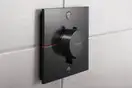 Термостат на 2 потребителя со встроенной защитной комбинацией EN 1717 Hansgrohe ShowerSelect Comfort E (цвет - чёрный матовый) 15578670