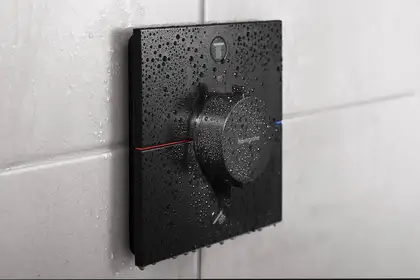 Термостат на 2 потребителя со встроенной защитной комбинацией EN 1717 Hansgrohe ShowerSelect Comfort E (цвет - чёрный матовый) 15578670