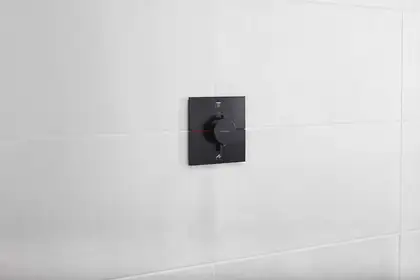 Термостат на 2 потребителя со встроенной защитной комбинацией EN 1717 Hansgrohe ShowerSelect Comfort E (цвет - чёрный матовый) 15578670