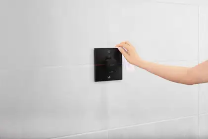 Термостат на 2 потребителя со встроенной защитной комбинацией EN 1717 Hansgrohe ShowerSelect Comfort E (цвет - чёрный матовый) 15578670