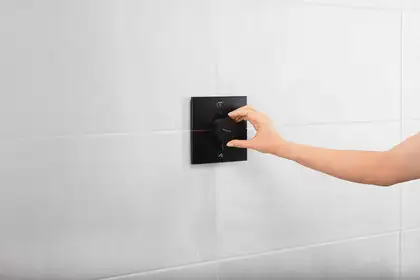 Термостат на 2 потребителя со встроенной защитной комбинацией EN 1717 Hansgrohe ShowerSelect Comfort E (цвет - чёрный матовый) 15578670