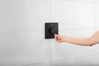 Термостат на 2 потребителя со встроенной защитной комбинацией EN 1717 Hansgrohe ShowerSelect Comfort E (цвет - чёрный матовый) 15578670