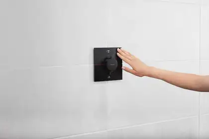 Термостат на 2 потребителя со встроенной защитной комбинацией EN 1717 Hansgrohe ShowerSelect Comfort E (цвет - чёрный матовый) 15578670