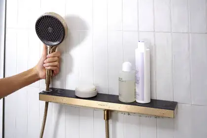 Настенный держатель Porter 500 с полкой левый Hansgrohe Porter E (цвет - шлифованная бронза) 26843140 Настенный держатель Porter 500 с полкой левый Hansgrohe Porter E (цвет - шлифованная бронза) 26843140