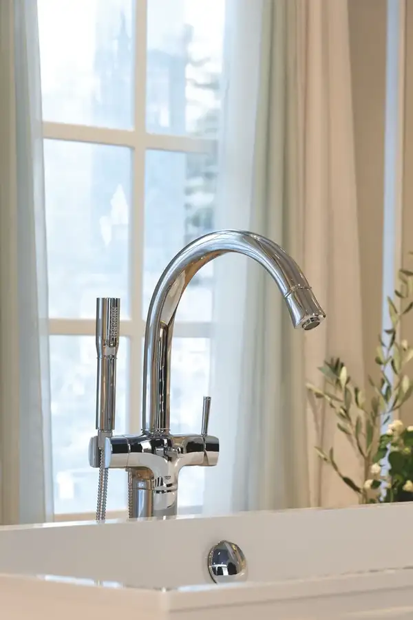 Grohe Grandera Напольный смеситель для ванны, хром (23318000) Grohe Grandera Напольный смеситель для ванны, хром (23318000)