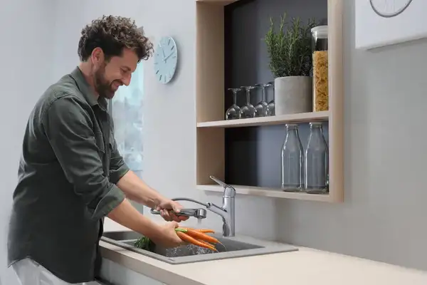 Кухонный смеситель 150, с вытяжным изливом, 1jet sBox Hansgrohe Focus M42 (цвет - хром) 71829000