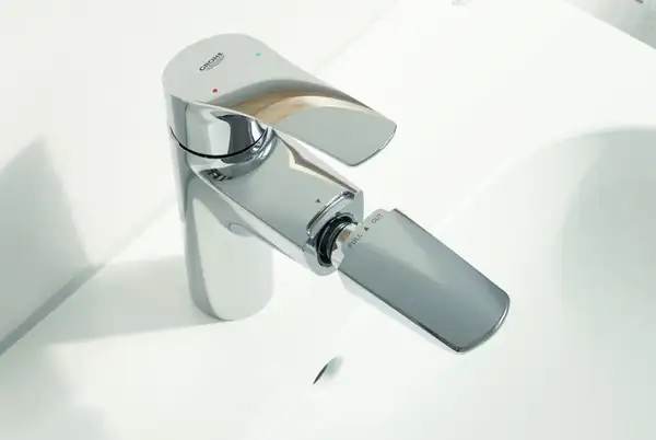 Змішувач для раковини з висувним виливом Grohe Eurosmart New (23976003) Змішувач для раковини з висувним виливом Grohe Eurosmart New (23976003)