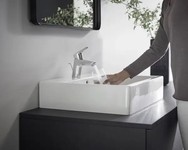 Смеситель для раковины 70 Hansgrohe Logis (цвет - хром), с металлическим сливным гарнитуром 71170000