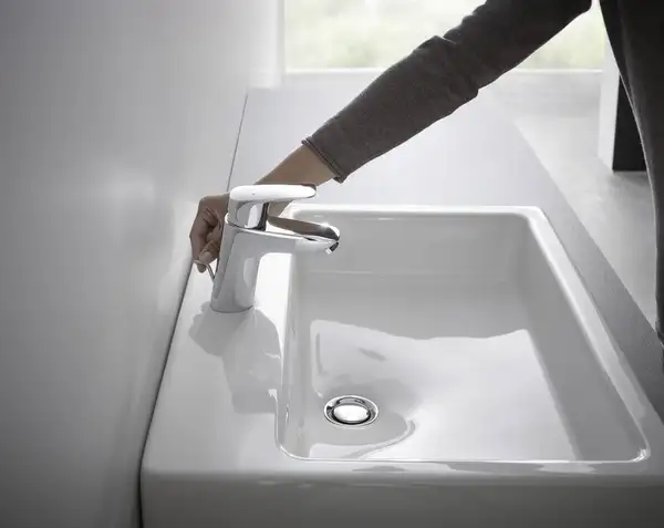 Смеситель для раковины 70 Hansgrohe Logis (цвет - хром), с металлическим сливным гарнитуром 71170000
