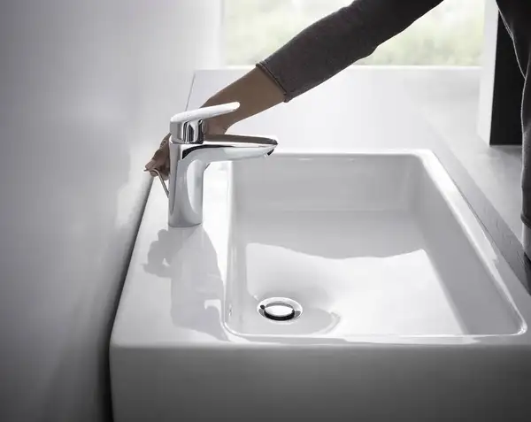 Смеситель для раковины 100 Hansgrohe Logis (цвет - хром), с металлическим сливным гарнитуром 71171000