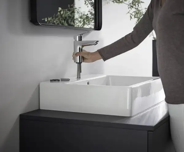 Смеситель для раковины 100 Hansgrohe Logis (цвет - хром), с металлическим сливным гарнитуром 71171000